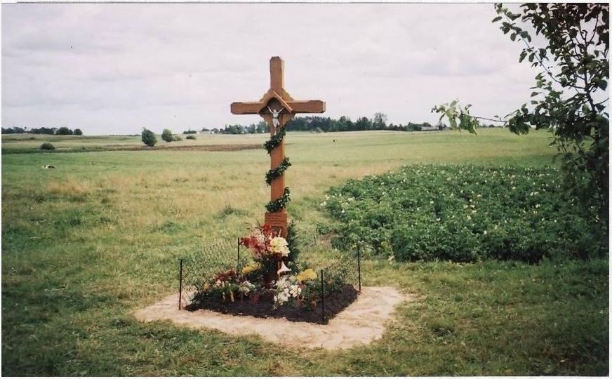 Kryžius Latvaičių sodybos sodelyje Juozo Baltrušaičio-Tigro atminimui